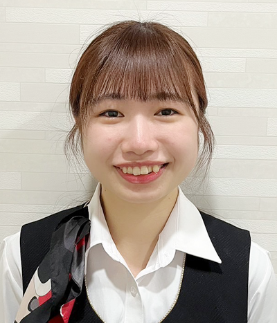 写真：受付 平岡　胡桃